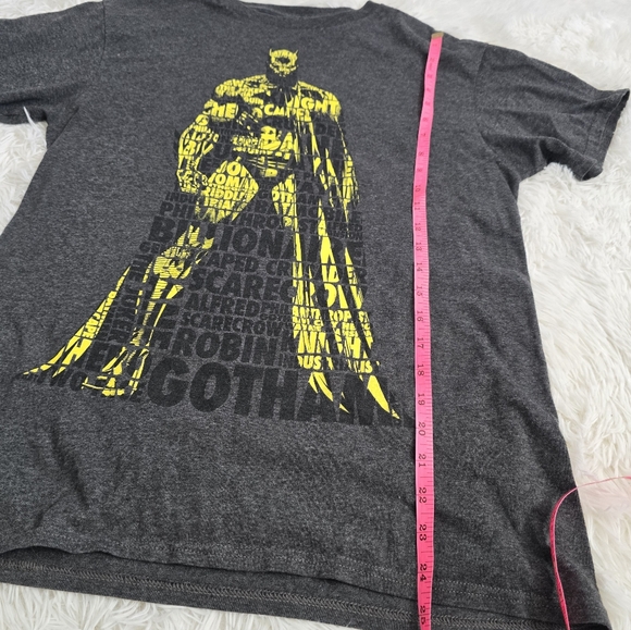 Batman Gray And Yellow Character Graphic Tee Medium - Picture 7 of 8